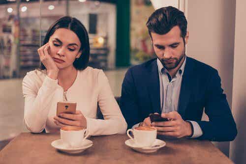 Usar demasiado el smartphone empeora las relaciones y anula la empatía